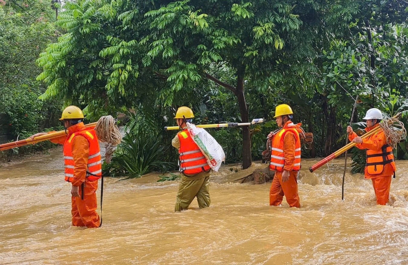 anh-2-cong-nhan-dien-luc-phu-tho-tren-duong-di-khac-phuc-su-co-dien-sau-con-bao-yagi-anh-npc.jpg