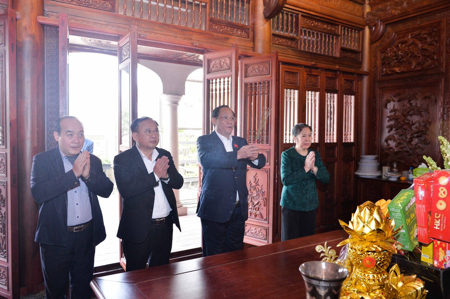 Phó Chủ tịch Quốc hội, Thượng tướng Trần Quang Phương thắp hương tưởng niệm cố Đại tướng Phùng Quang Thanh