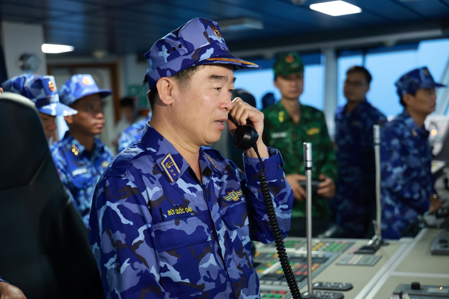 rung-tuong-bui-quoc-oai-chinh-uy-canh-sat-bien-viet-nam-nam-tinh-hinh-va-chuc-tet-cac-tau-thong-qua-he-thong-thong-tin-lien-lac.jpg