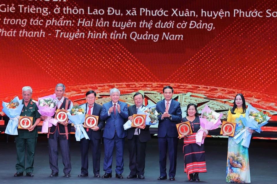 Bộ trưởng Bộ Quốc phòng, Đại tướng Phan Văn Giang và Chủ tịch Ủy ban Trung ương Mặt trận Tổ quốc Việt Nam Đỗ Văn Chiến vinh danh 7 đảng viên là nhân vật tiêu biểu trong tác phẩm báo chí đoạt giải. Ảnh: Hoài Nam/Vienam+