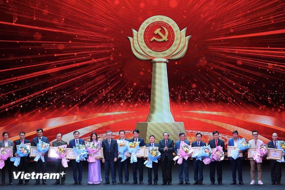 Ban Chỉ đạo, Ban Tổ chức Giải khen thưởng 3 đơn vị có sản phẩm truyền thông sáng tạo và 12 đơn vị là ban tuyên giáo, ban tổ chức cấp ủy, cơ quan báo chí và hội nhà báo có thành tích xuất sắc trong việc tổ chức, tuyên truyền, hưởng ứng Giải. Ảnh: Hoài Nam/Vienam+