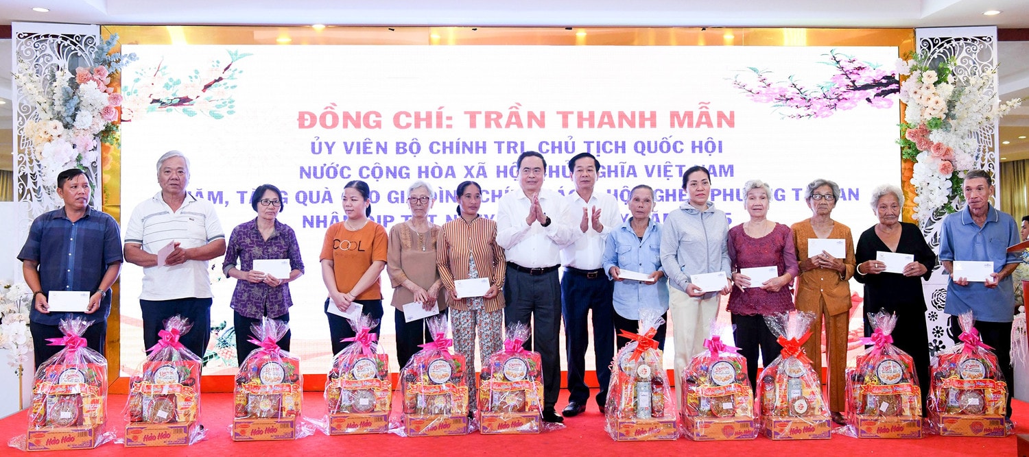 Chủ tịch Quốc hội Trần Thanh Mẫn và Bí thư Thành uỷ Cần Thơ Đỗ Thanh Bình trao tặng quà Tết gia đình chính sách, hộ nghèo, hộ có hoàn cảnh khó khăn tại phường Tân An, quận Ninh Kiều, thành phố Cần Thơ. Ảnh: Lâm Hiển