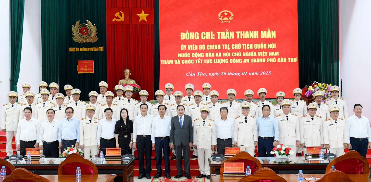 Chủ tịch Quốc hội Trần Thanh Mẫn và các đại biểu với cán bộ, chiến sỹ Công an TP. Cần Thơ. Ảnh: Lâm Hiển