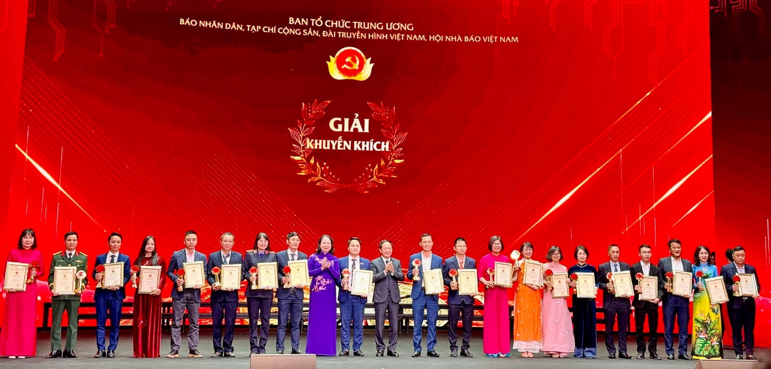 Bí thư Trung ương Đảng, Chủ nhiệm Tổng cục Chính trị Quân đội nhân dân Việt Nam, Thượng tướng Trịnh Văn Quyết và Ủy viên Trung ương Đảng, Phó Chủ tịch nước Võ Thị Ánh Xuân trao giải Khuyến khích cho các tác giả, đại diện nhóm tác giả