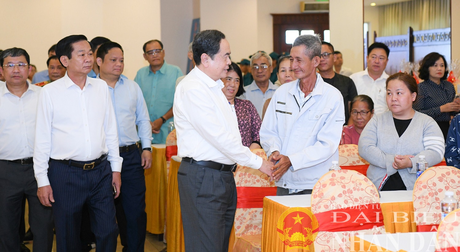 Chủ tịch Quốc hội Trần Thanh Mẫn thăm, tặng quà Tết gia đình chính sách tại Cần Thơ. Ảnh: Lâm Hiển