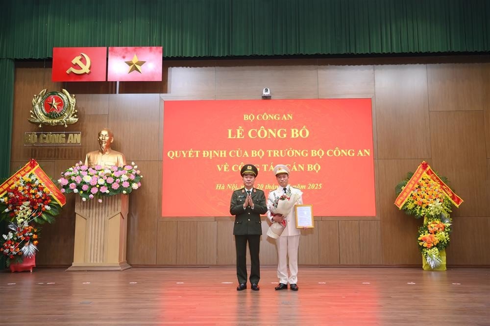 Thứ trưởng Trần Quốc Tỏ trao Quyết định của Bộ trưởng Bộ Công an về việc điều động Đại tá Nguyễn Quốc Toản, Giám đốc Công an tỉnh Bắc Giang đến nhận công tác và giữ chức vụ Chánh Văn phòng Bộ Công an.