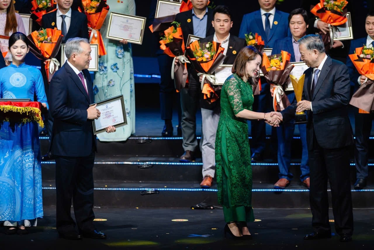 anh-lynkid-duoc-tbt-trao-tang-1.jpg