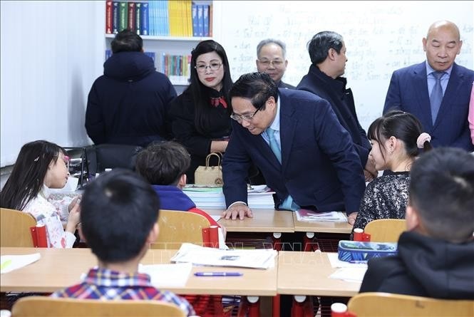 Thủ tướng Phạm Minh Chính và Phu nhân thăm lớp học Tiếng Việt cho trẻ em tại Trung tâm Thương mại Sapa tại thủ đô Praha. Ảnh: Dương Giang/TTXVN
