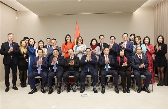 Thủ tướng Phạm Minh Chính với các thành viên Mạng lưới Đổi mới sáng tạo Việt Nam tại châu Âu. Ảnh: Dương Giang/TTXVN