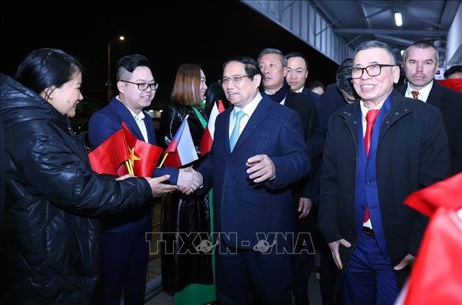 Thủ tướng Phạm Minh Chính thăm cộng đồng người Việt Nam đang kinh doanh tại Trung tâm Thương mại Sapa. Ảnh: Dương Giang/TTXVN