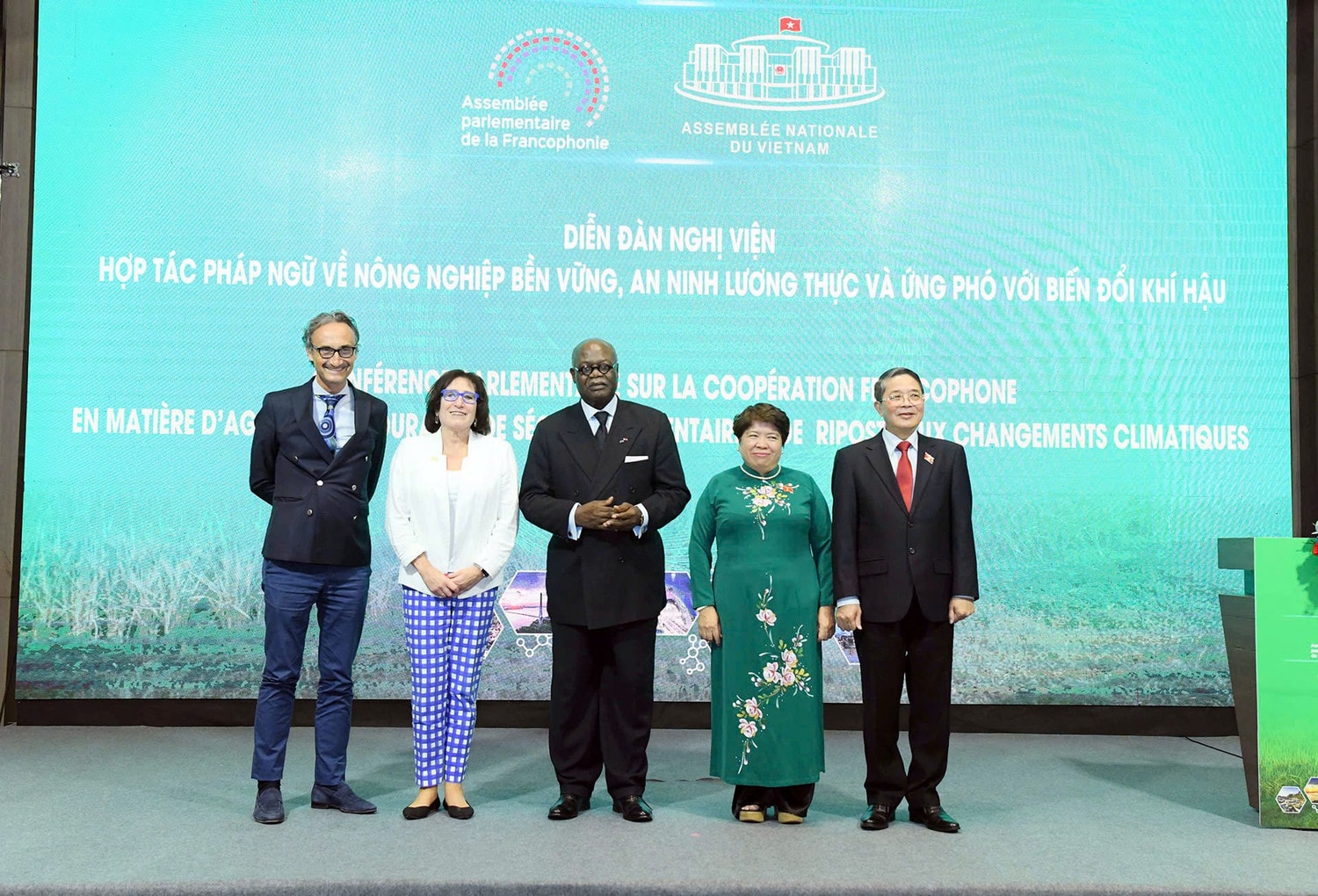 Phó Chủ tịch Quốc hội Nguyễn Đức Hải – Trưởng Ban Tổ chức Hội nghị Ban Chấp hành APF và Chủ tịch Liên minh Nghị viện Pháp ngữ (APF), Phó Chủ tịch thứ Nhất Quốc hội Cameroon Hilarion Etong với các đại biểu dự diễn đàn. Ảnh: Lâm Hiển