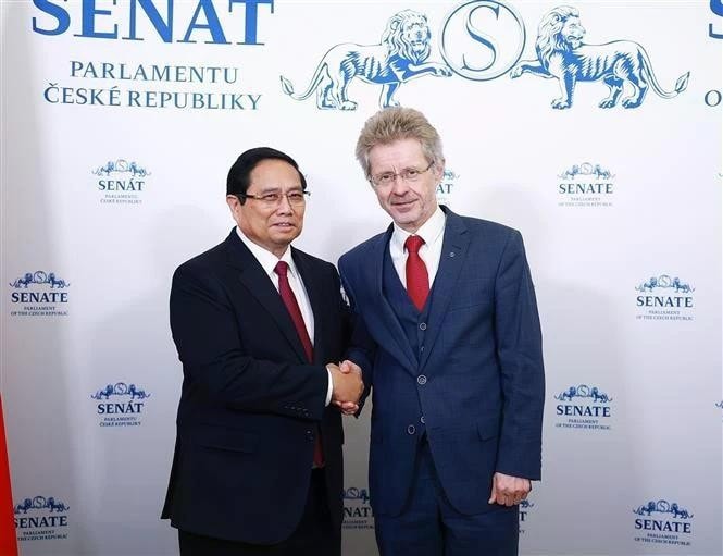Prime Minister Pham Minh Chinh (left) meets with Czech Senate President Miloš Vystrčil in Prague on January 20 afternoon (local time). (Photo: VNA) img-6452.jpg