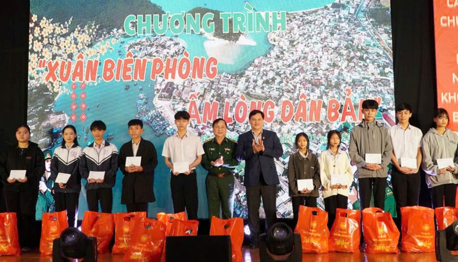 Lãnh đạo UBND tỉnh Quảng Ngãi tặng quà cho người dân nhân dịp Tết Nguyên đán. Ảnh: Thành Long
