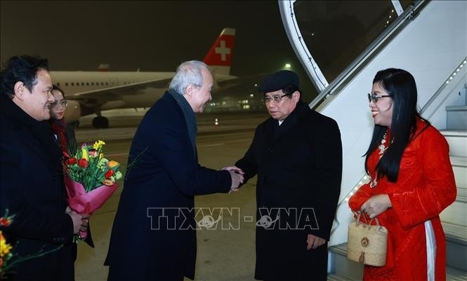 Cán bộ, nhân viên Đại sứ quán Việt Nam tại Thuỵ Sĩ đón Thủ tướng Phạm Minh Chính và Phu nhân tại sân bay Zurich. Ảnh: Dương Giang/TTXVN