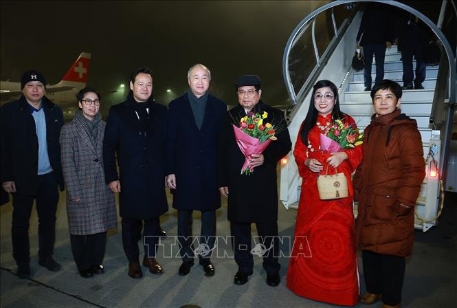 Cán bộ, nhân viên Đại sứ quán Việt Nam tại Thuỵ Sĩ đón Thủ tướng Phạm Minh Chính và Phu nhân tại sân bay Zurich. Ảnh: Dương Giang/TTXVN
