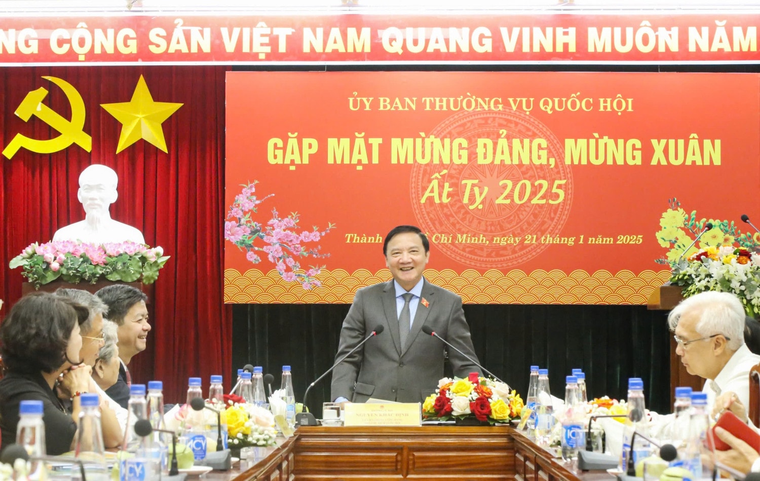 Phó Chủ tịch Quốc hội Nguyễn Khắc Định phát biểu tại cuộc gặp mặt. Ảnh: Văn Dũng