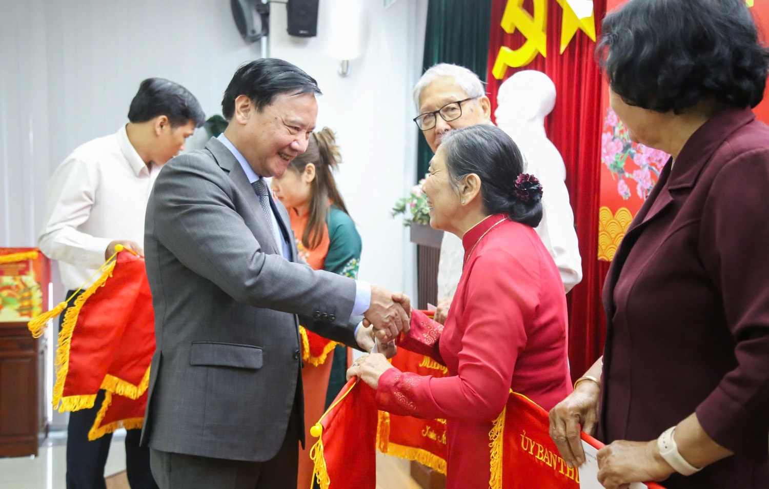 Phó Chủ tịch Quốc hội Nguyễn Khắc Định tặng trướng chúc mừng các cán bộ hưu trí 70 tuổi, 80 tuổi, 85 tuổi và 100 tuổi. Ảnh: Văn Dũng
