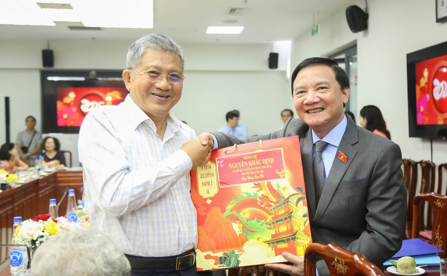 Phó Chủ tịch Quốc hội Nguyễn Khắc Định tặng quà nguyên Chủ nhiệm Ủy ban Đối ngoại Nguyễn Văn Giàu. Ảnh: Văn Dũng