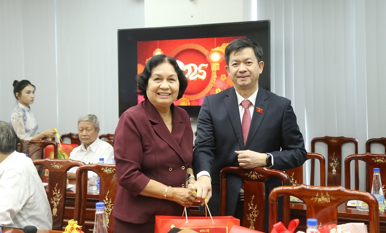 Tổng Thư ký Quốc hội, Chủ nhiệm Văn phòng Quốc hội Lê Quang Tùng tặng quà Tết nguyên Ủy viên Thường trực Ủy ban Về các Vấn đề xã hội, Quốc hội Khóa XIII Nguyễn Thị Khá. Ảnh: Văn Dũng