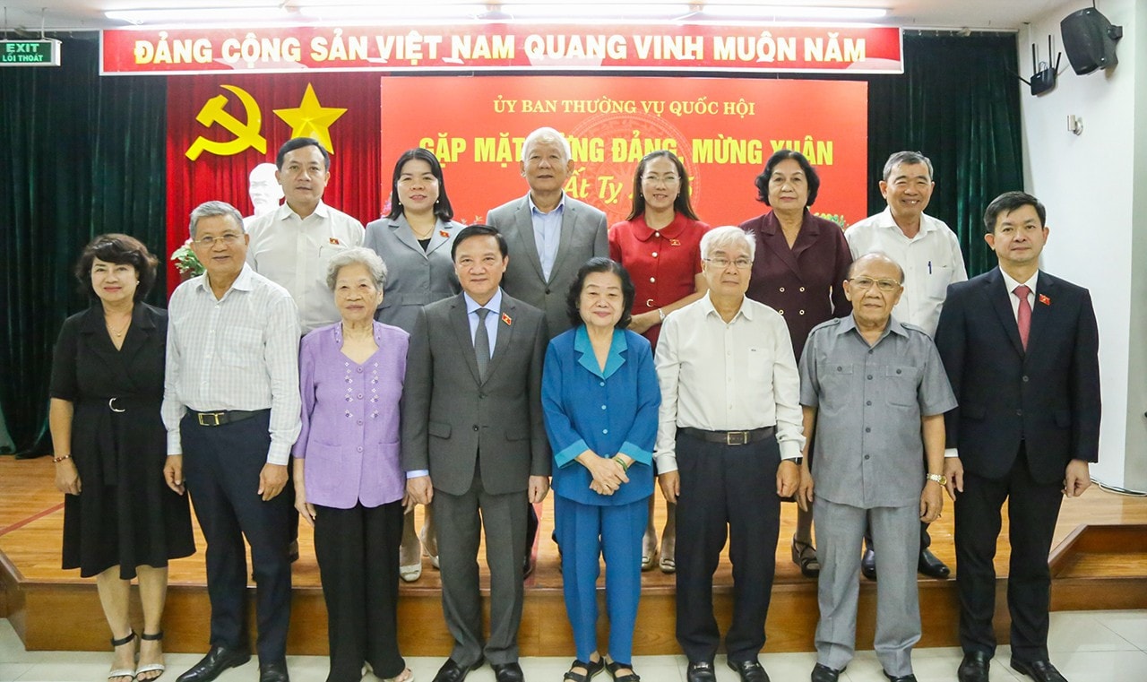 Phó Chủ tịch Quốc hội Nguyễn Khắc Định và Tổng Thư ký Quốc hội, Chủ nhiệm Văn phòng Quốc hội Lê Quang Tùng với các nguyên lãnh đạo Quốc hội, nguyên Ủy viên Ủy ban Thường vụ Quốc hội đã nghỉ hưu và đại biểu tham dự cuộc gặp mặt. Ảnh: Văn Dũng