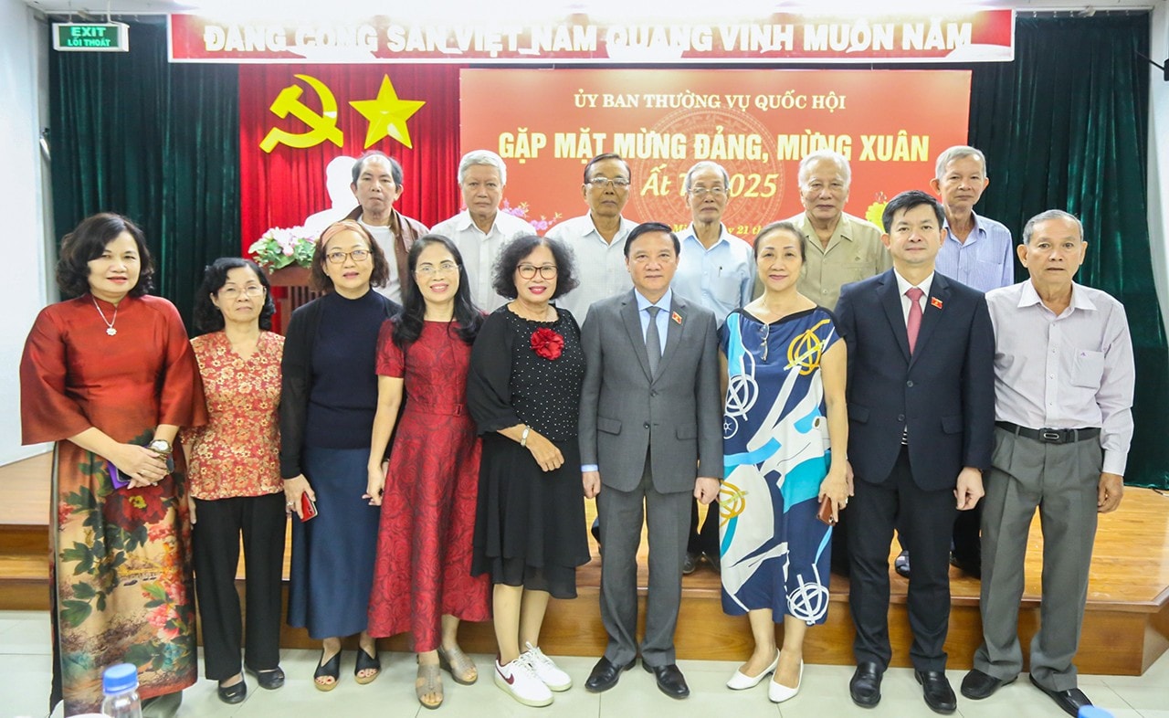Phó Chủ tịch Quốc hội Nguyễn Khắc Định và Tổng Thư ký Quốc hội Lê Quang Tùng với các đại biểu tham dự cuộc gặp mặt. Ảnh: Văn Dũng