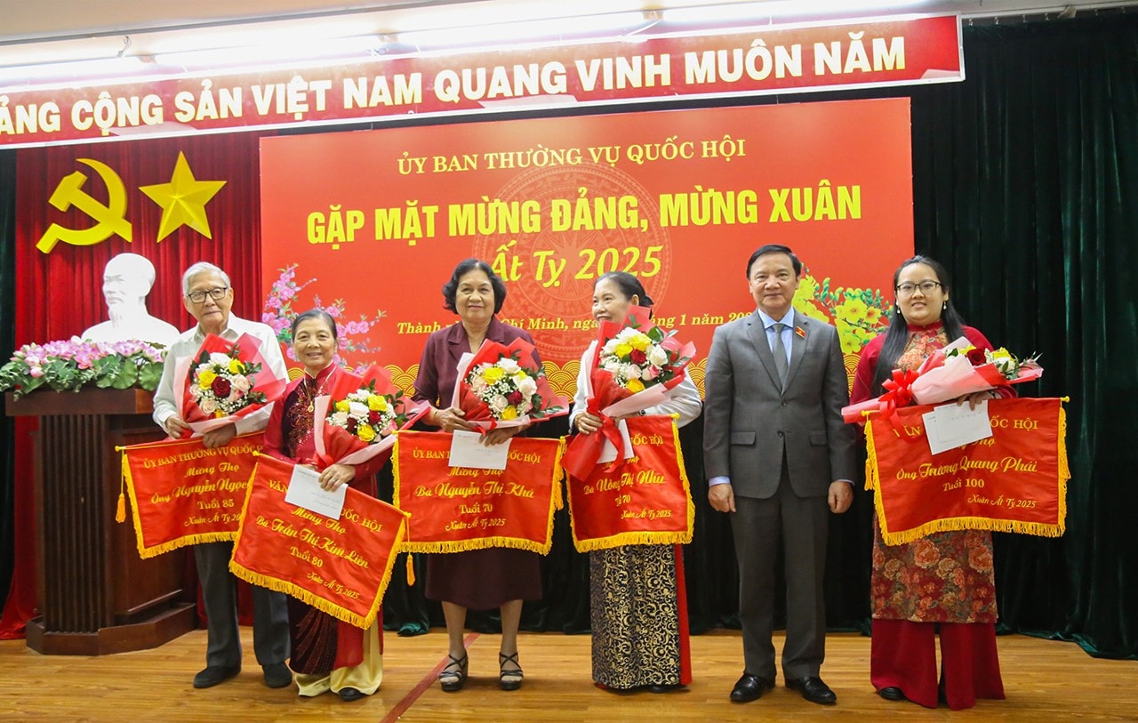 Phó Chủ tịch Quốc hội Nguyễn Khắc Định trao trướng mừng thọ và tặng hoa chúc mừng các cán bộ hưu trí 100, tuổi, 85 tuổi, 80 tuổi, 70 tuổi. Ảnh: Văn Dũng