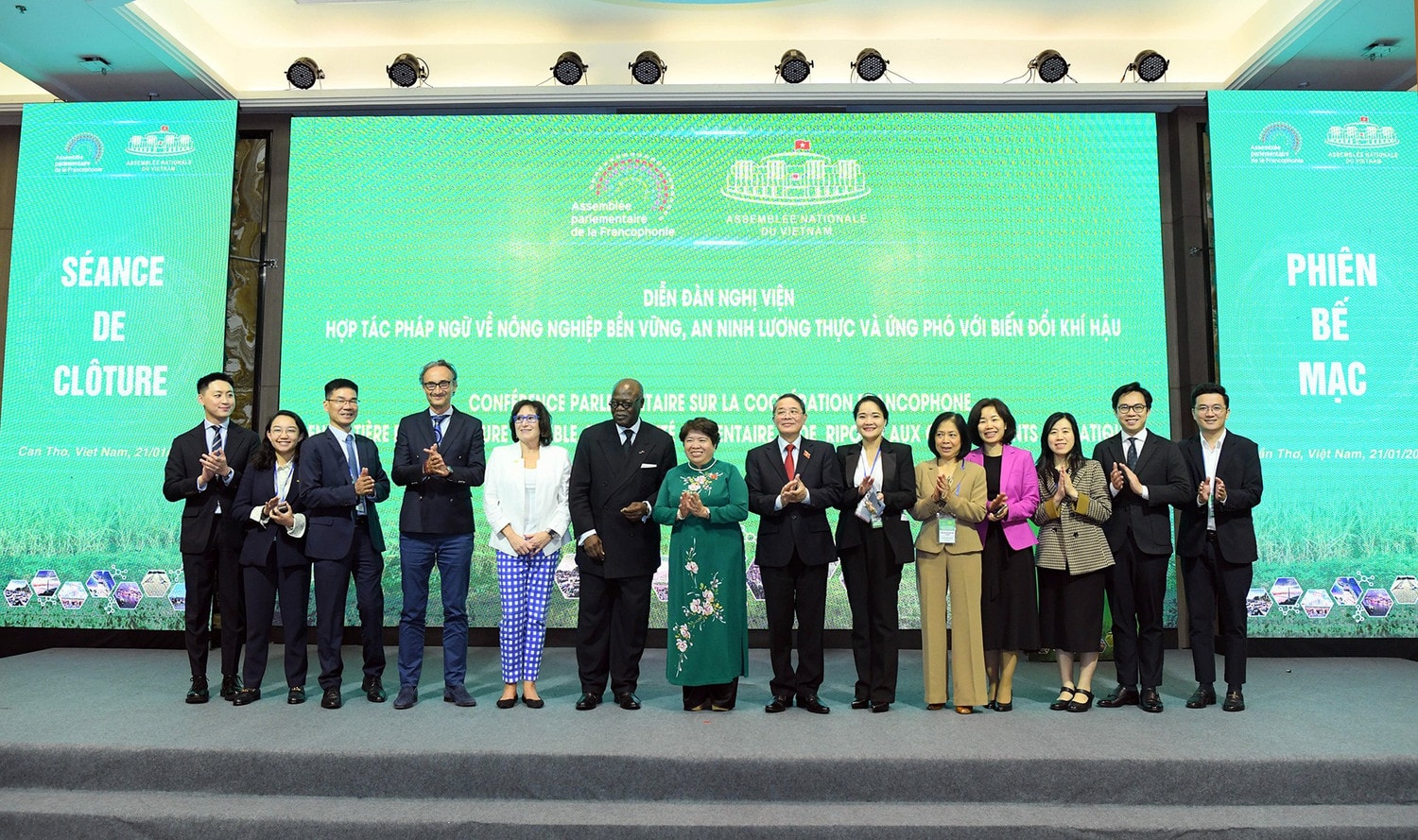 Phó Chủ tịch Quốc hội Nguyễn Đức Hải với các đại biểu chụp ảnh lưu niệm. Ảnh: Lâm Hiển