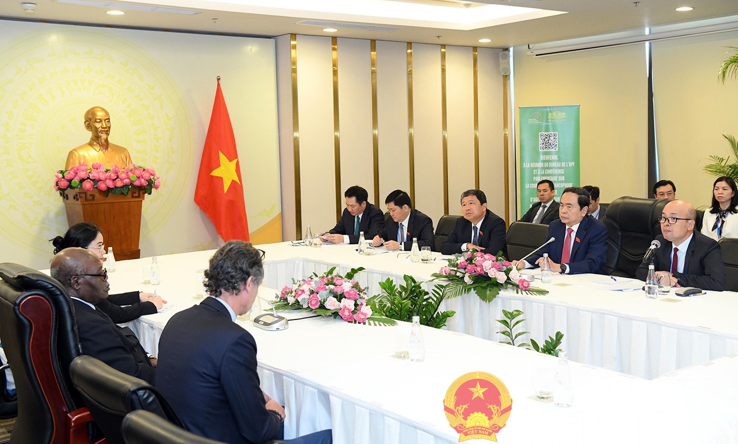 Chủ tịch Quốc hội Trần Thanh Mẫn tiếp Chủ tịch Liên minh Nghị viện Pháp ngữ (APF), Phó Chủ tịch thứ Nhất Quốc hội Cameroon Hilarion Etong. Ảnh: Lâm Hiển