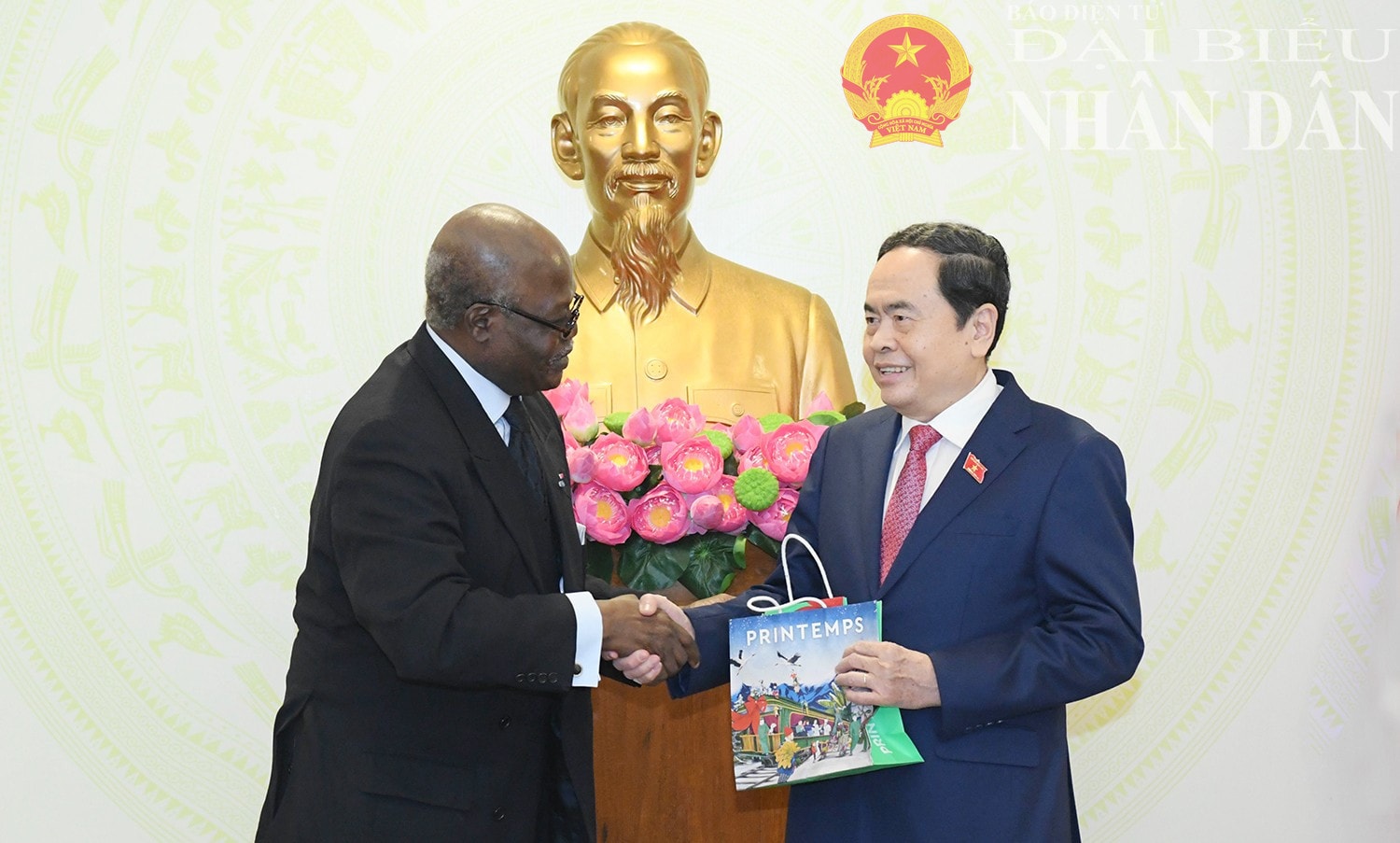 Chủ tịch Liên minh Nghị viện Pháp ngữ (APF), Phó Chủ tịch thứ Nhất Quốc hội Cameroon Hilarion Etong tặng quà Chủ tịch Quốc hội Trần Thanh Mẫn. Ảnh: Lâm Hiển