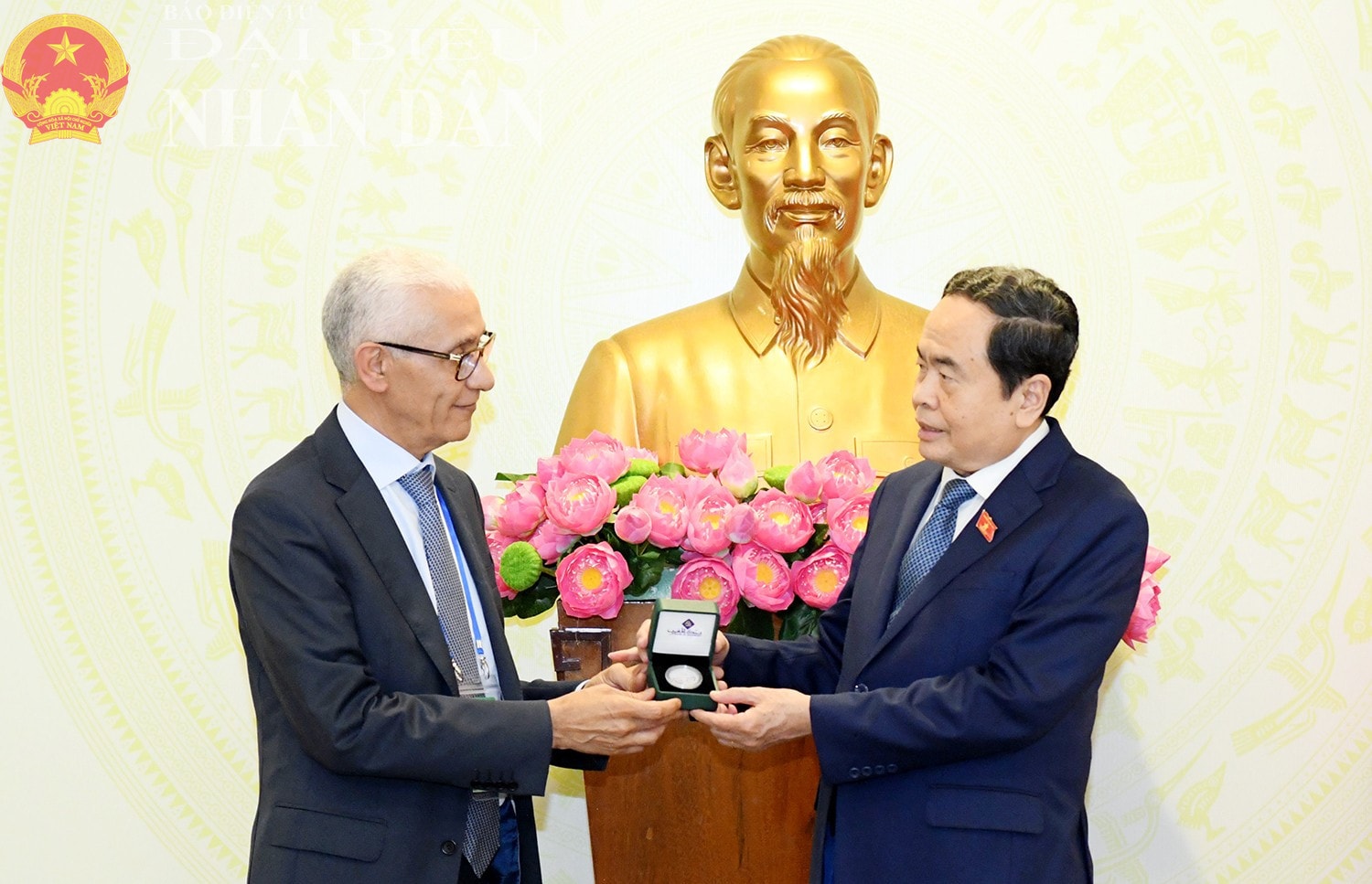 Chủ tịch Hạ viện Morocco Rachid Talbi Alami tặng quà lưu niệm Chủ tịch Quốc hội Trần Thanh Mẫn. Ảnh: Lâm Hiển