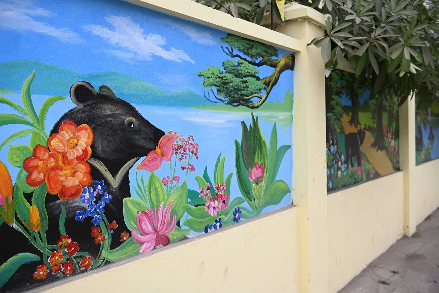 duong-bich-hoa-nam-tren-truc-chinh-di-vao-ubnd-xa-phung-thuong.jpg