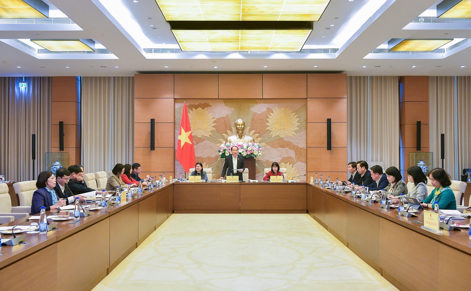 Quang cảnh phiên họp