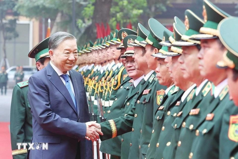 Tổng Bí thư Tô Lâm với lãnh đạo, sỹ quan chỉ huy Bộ Tư lệnh Bộ đội Biên phòng. Ảnh: Thống Nhất/TTXVN