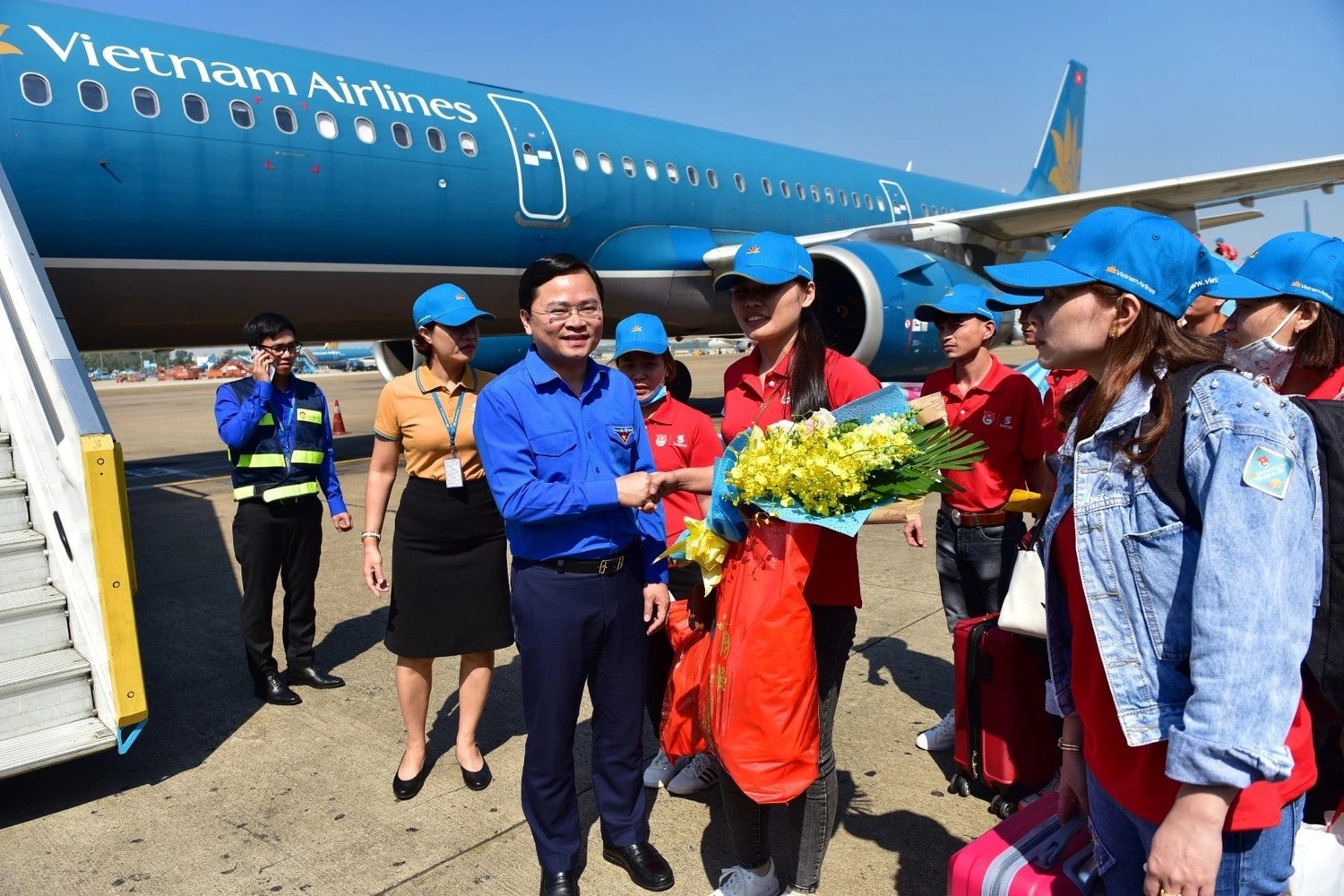 thanh-nien-cong-nhan-tang-ve-may-bay-1702522220917982985449.jpg
