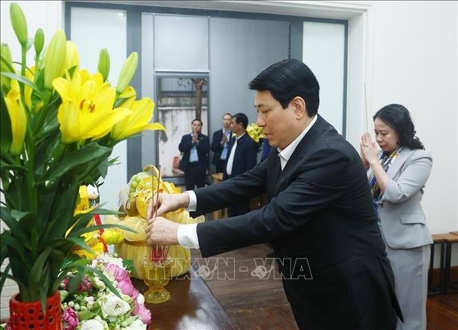 Chủ tịch nước Lương Cường dâng hương tưởng nhớ Tổng Bí thư Nguyễn Phú Trọng. Ảnh: Lâm Khánh/TTXVN