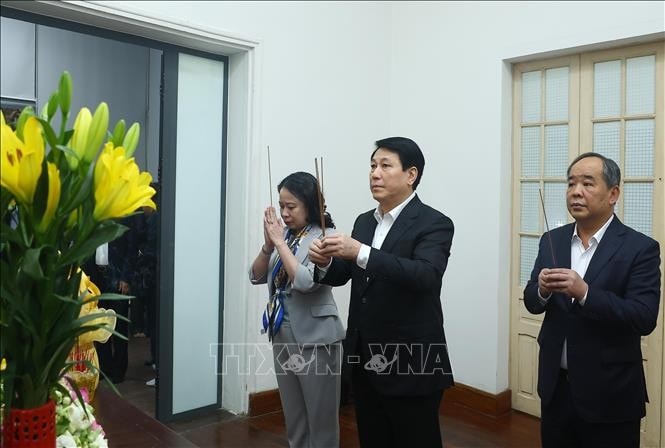 Chủ tịch nước Lương Cường dâng hương tưởng nhớ Tổng Bí thư Nguyễn Phú Trọng. Ảnh: Lâm Khánh/TTXVN