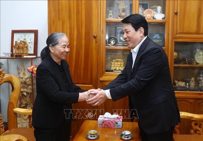 Chủ tịch nước Lương Cường thăm hỏi, chúc Tết bà Ngô Thị Mận, Phu nhân Tổng Bí thư Nguyễn Phú Trọng. Ảnh: Lâm Khánh/TTXVN