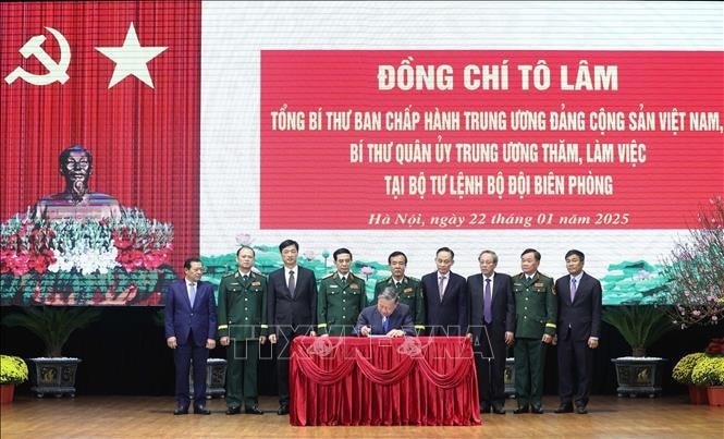 Tổng Bí thư Tô Lâm ghi sổ vàng lưu niệm. Ảnh: Thống Nhất/TTXVN