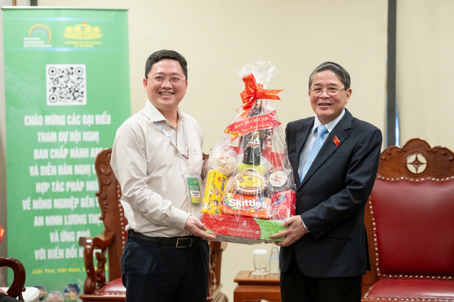 Phó Chủ tịch Quốc hội Nguyễn Đức Hải trao quà tặng Báo Đại biểu Nhân dân