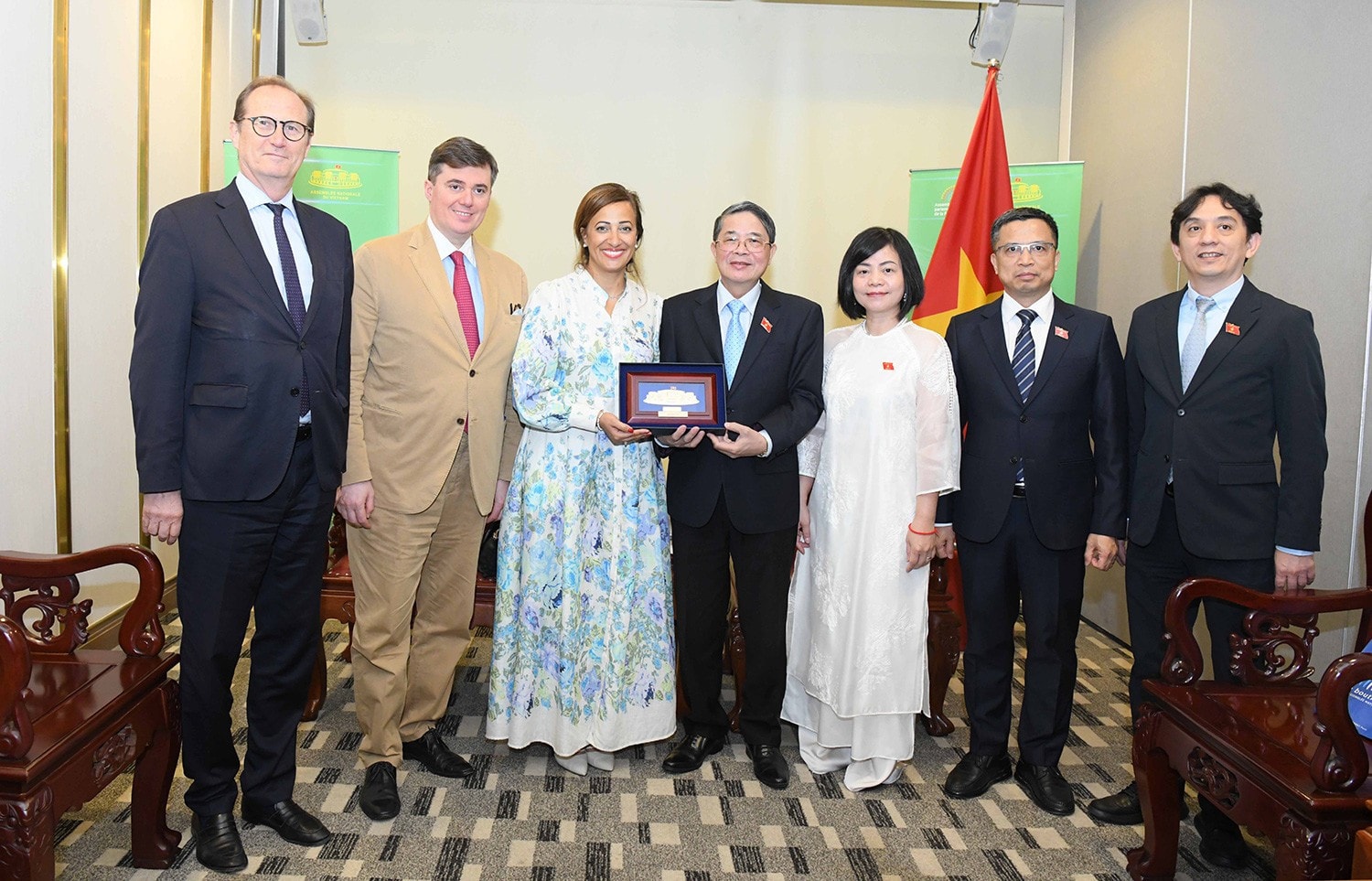 Phó Chủ tịch Quốc hội Nguyễn Đức Hải trao quà lưu niệm tặng đoàn nghị sĩ Pháp. Ảnh: Lâm Hiển