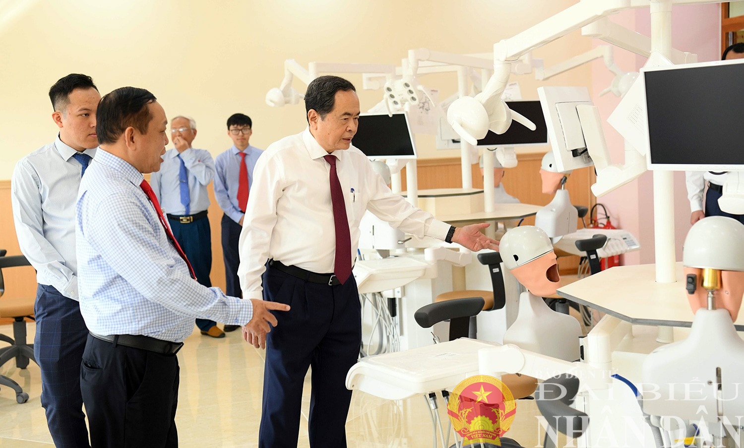 Chủ tịch Quốc hội Trần Thanh Mẫn thăm phòng giảng dạy của Trường Đại học Nam Cần Thơ. Ảnh: Lâm Hiển