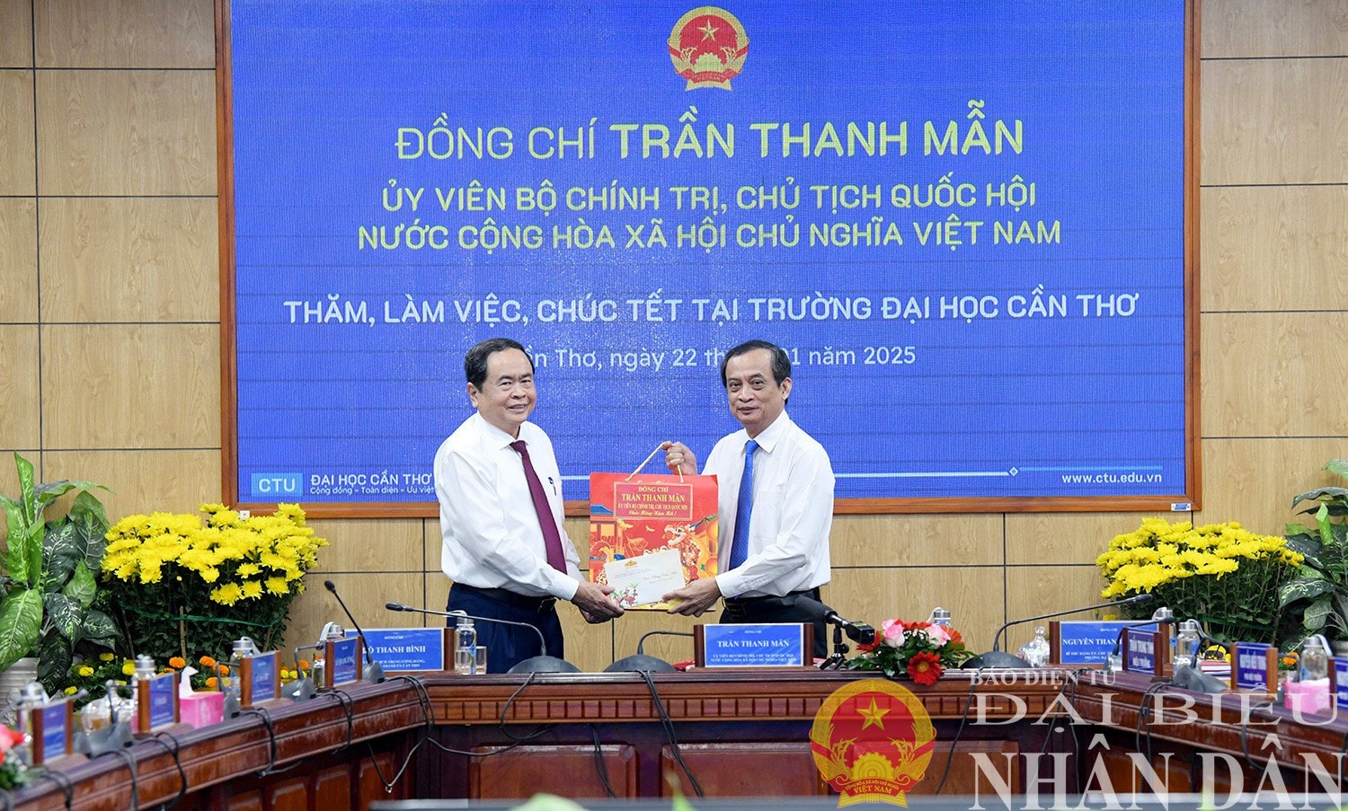 Chủ tịch Quốc hội Trần Thanh Mẫn trao quà tặng Trường Đại học Cần Thơ. Ảnh: Lâm Hiển