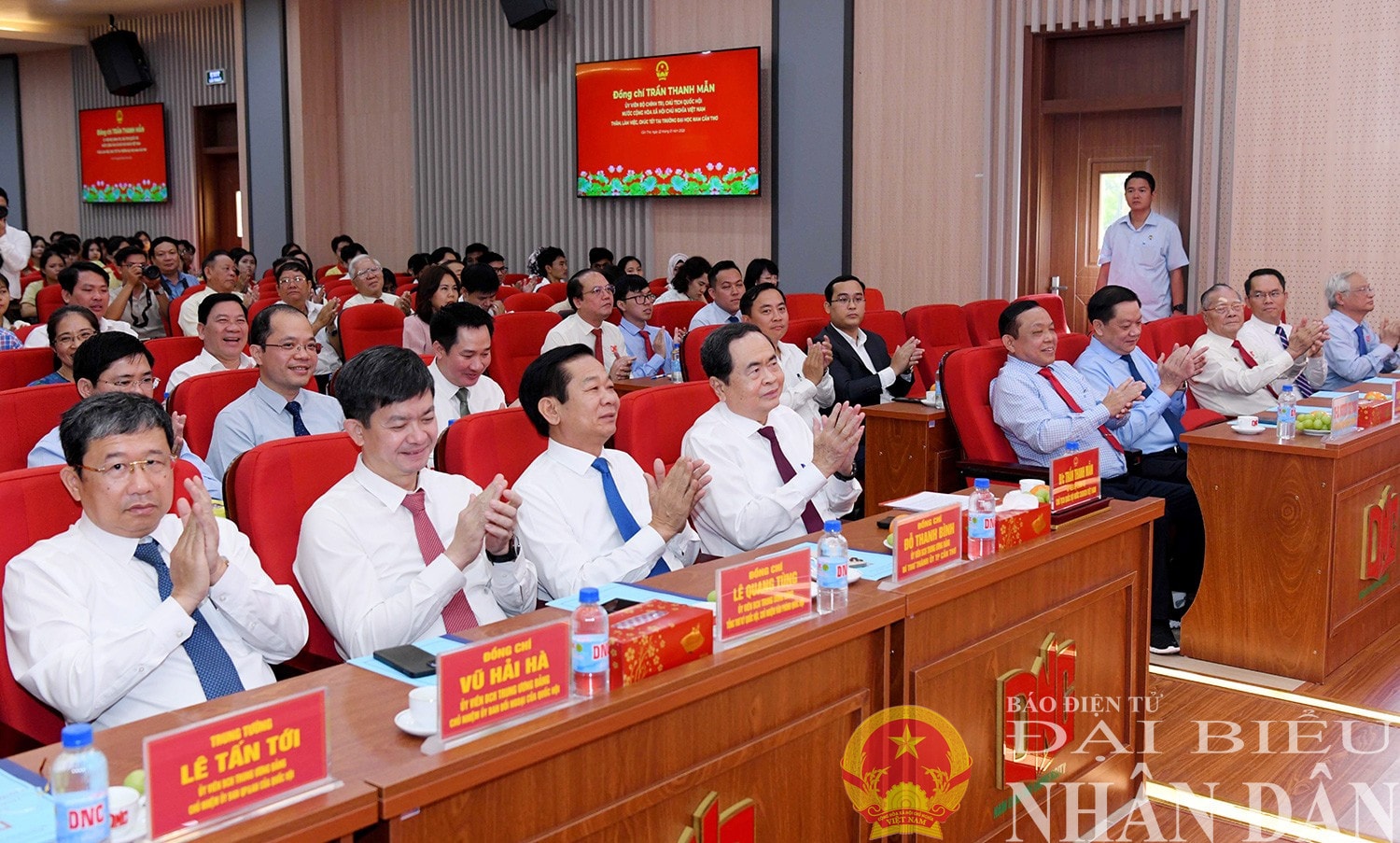 Chủ tịch Quốc hội Trần Thanh Mẫn thăm, chúc tết Trường Đại học Nam Cần Thơ. Ảnh: Lâm Hiển