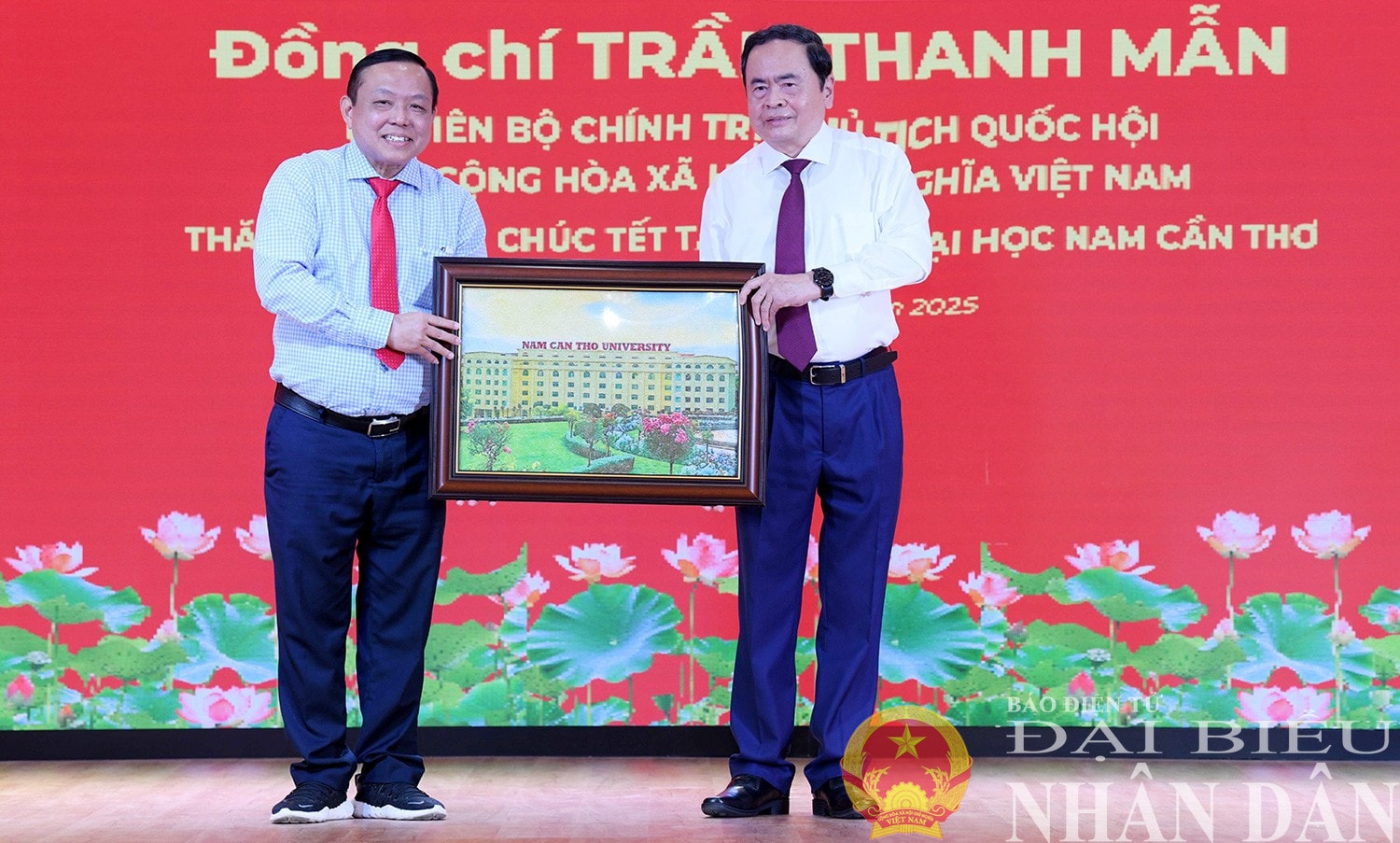 Chủ tịch Hội đồng Trường Đại học Nam Cần Thơ Nguyễn Tiến Dũng tặng Chủ tịch Quốc hội Trần Thanh Mẫn bức tranh Trường Đại học Nam Cần Thơ. Ảnh: Lâm Hiển