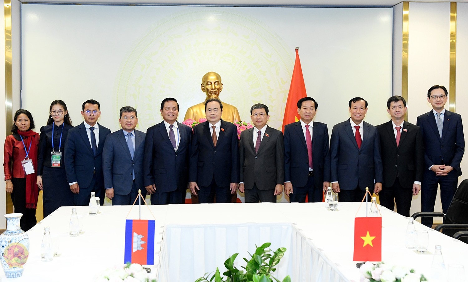 Chủ tịch Quốc hội Trần Thanh Mẫn với Phó Chủ tịch thứ nhất Thượng viện Campuchia Ouch Borithp và các đại biểu chụp ảnh chung. Ảnh: Lâm Hiển