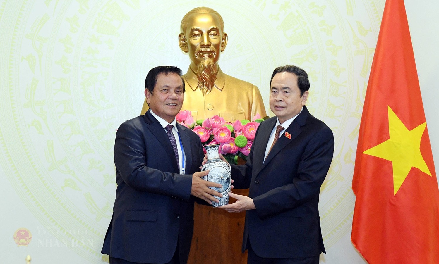 Chủ tịch Quốc hội Trần Thanh Mẫn trao quà tặng Phó Chủ tịch thứ nhất Thượng viện Campuchia Ouch Borithp. Ảnh: Lâm Hiển
