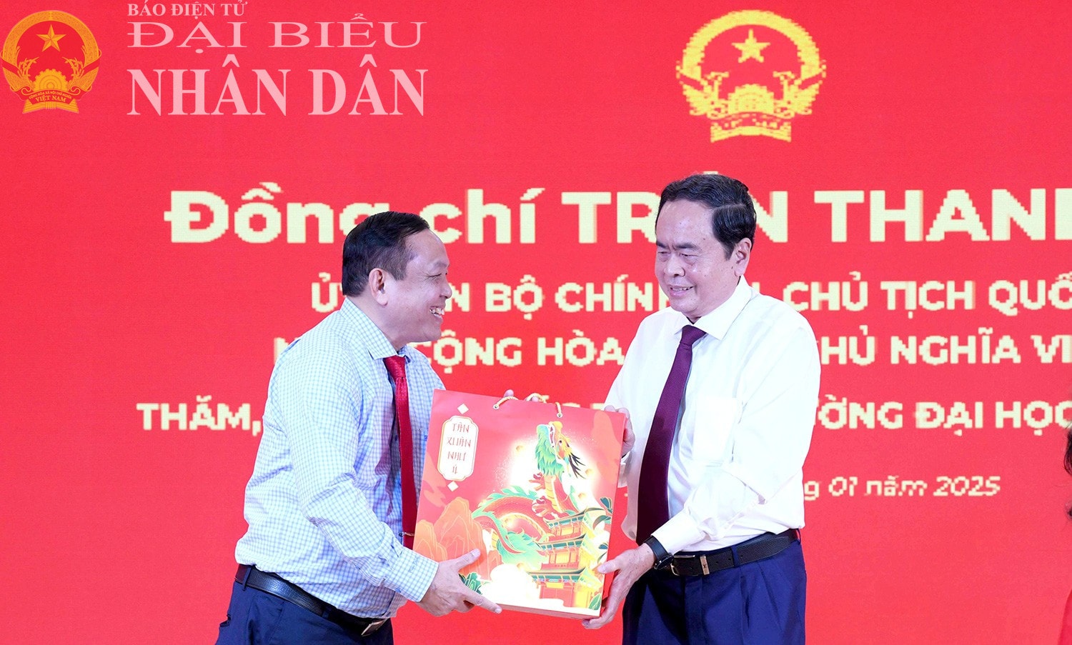 Chủ tịch Quốc hội Trần Thanh Mẫn trao quà tặng Trường Đại học Nam Cần Thơ. Ảnh: Lâm Hiển
