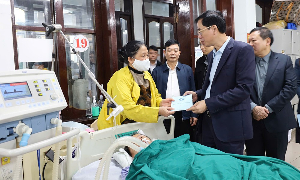 Phó Tổng Giám đốc Đào Việt Ánh trao tặng quà cho người nhà bệnh nhân BHYT đang điều trị tại BVĐK tỉnh Nam Định