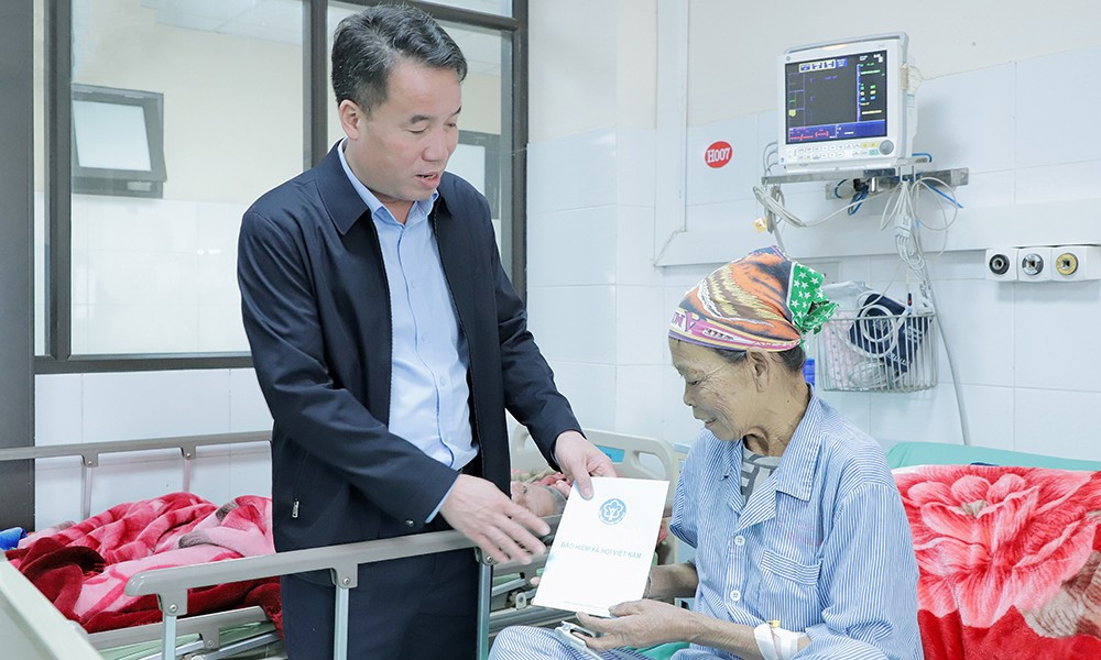 Tổng Giám đốc Nguyễn Thế Mạnh tặng quà cho bệnh nhân đang điều trị tại BVĐK tỉnh Hòa Bình