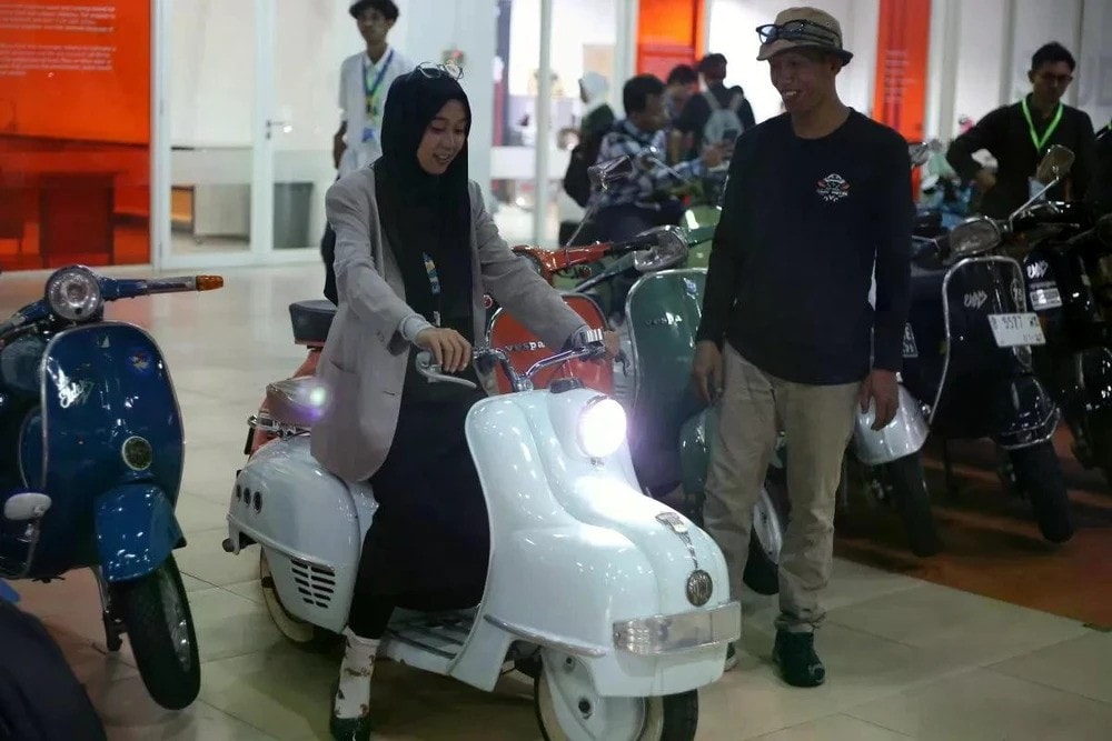 A visitor rides a converted electric motorcycle at Elders Garage in Jakarta (Photo: ANTARA) generasi-energi-bersih-jakarta-31102024-bal-4jpg.jpg